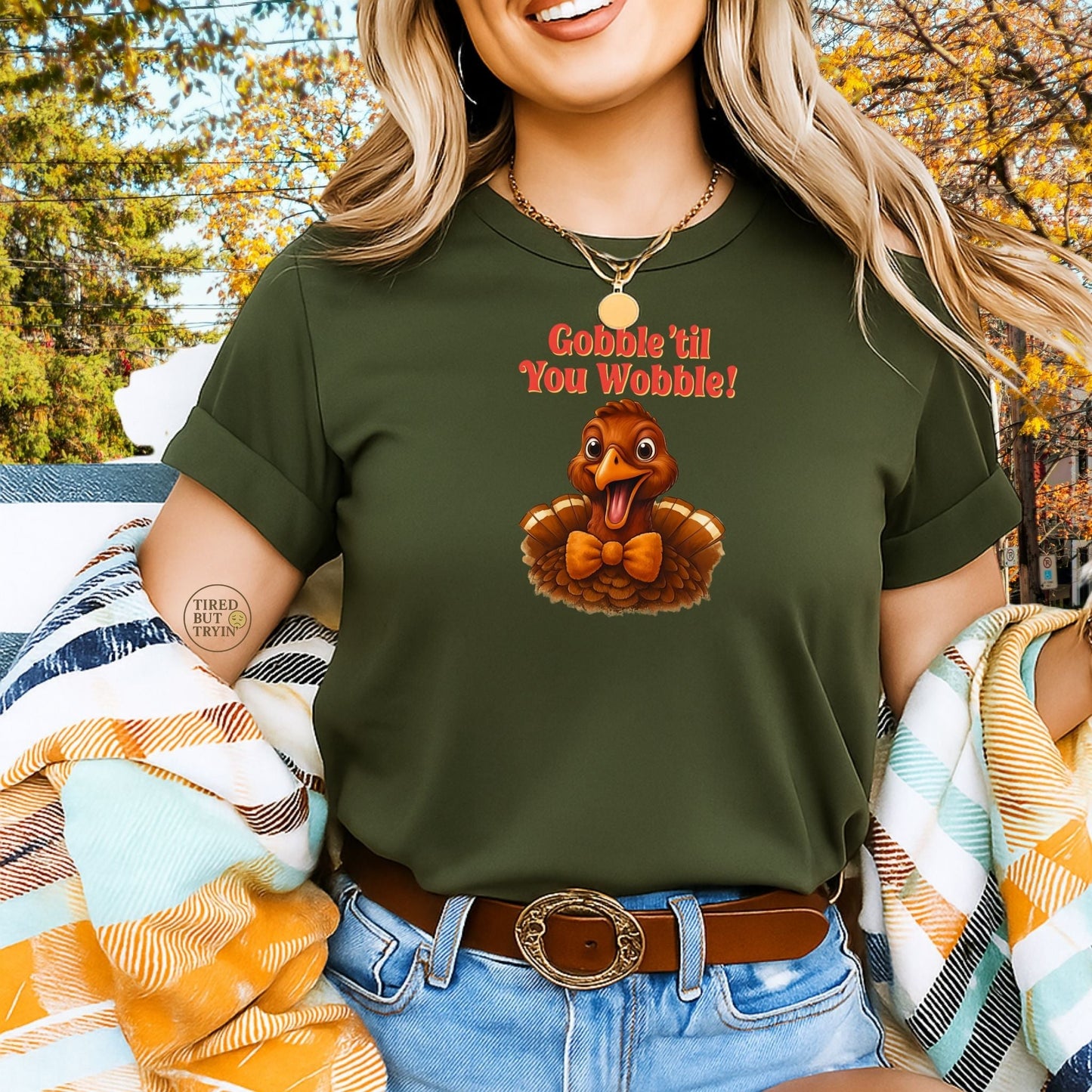 Gobble ’Til You Wobble Shirt – Smiling Bow - Tie Turkey Thanksgiving Tee, Funny Friendsgiving Unisex T-Shirt - Forest Green